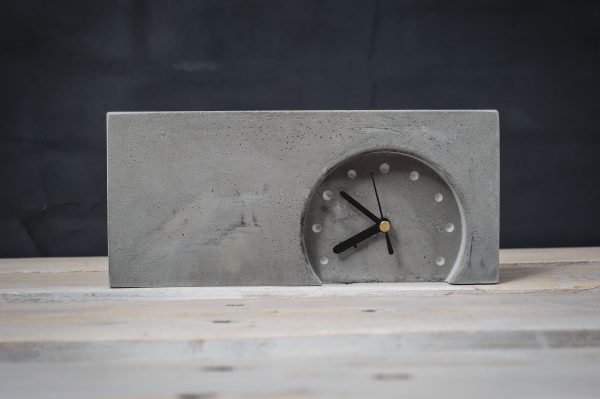 zegar z betonu stojący