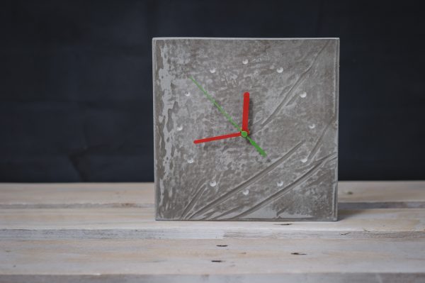 zegar z betonu wiszący