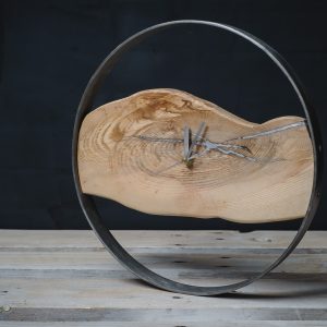 zegar wiszący z drewna i metalu